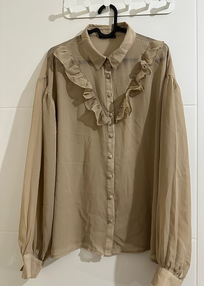 Bej rengi önü fırfırlı şifon gömlek - Görsel 2