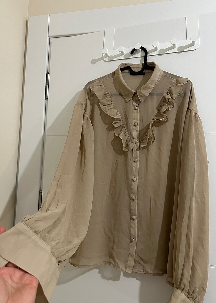 Bej rengi önü fırfırlı şifon gömlek - Görsel 3