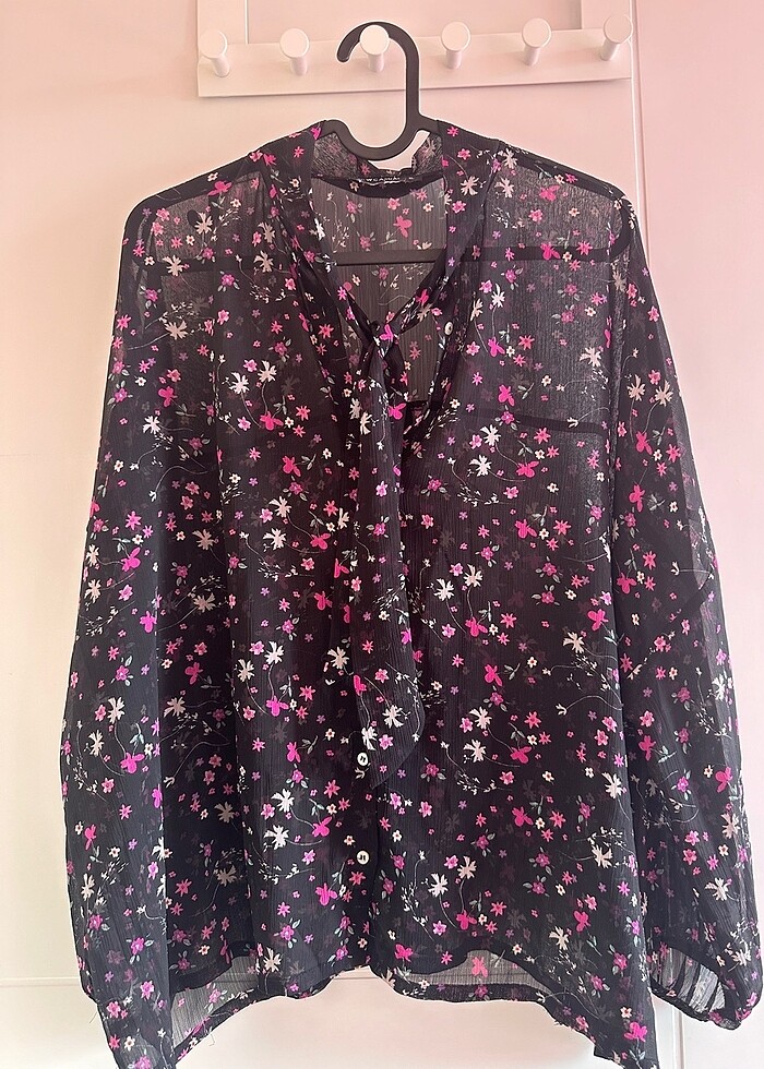 Fular yaka detaylı çiçek desenli gömlek - Görsel 4