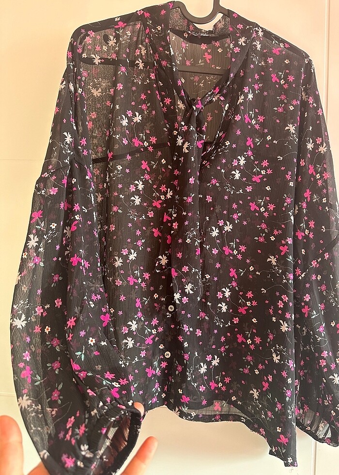 Fular yaka detaylı çiçek desenli gömlek - Görsel 5