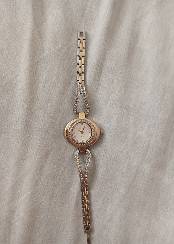 Altın ve Gümüş Renkli Kemerli Kadın Saat - Görsel 2