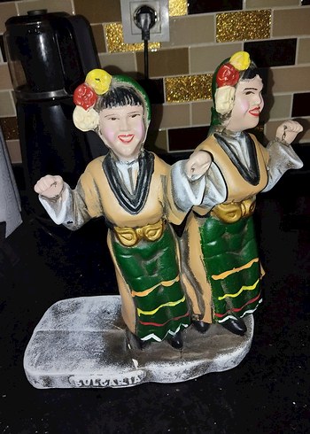 Renkli Halk Dansçıları Biblosu