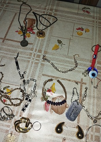 Altın Renkli Zincir Detaylı Takısı - Görsel 3