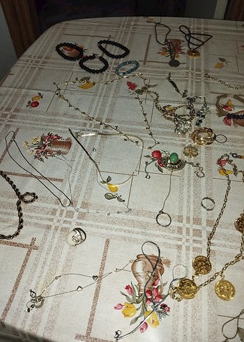 Altın Renkli Zincir Detaylı Takısı - Görsel 9