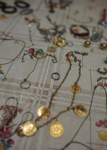 Altın Renkli Zincir Detaylı Takısı - Görsel 5