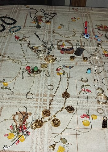 Altın Renkli Zincir Detaylı Takısı - Görsel 2