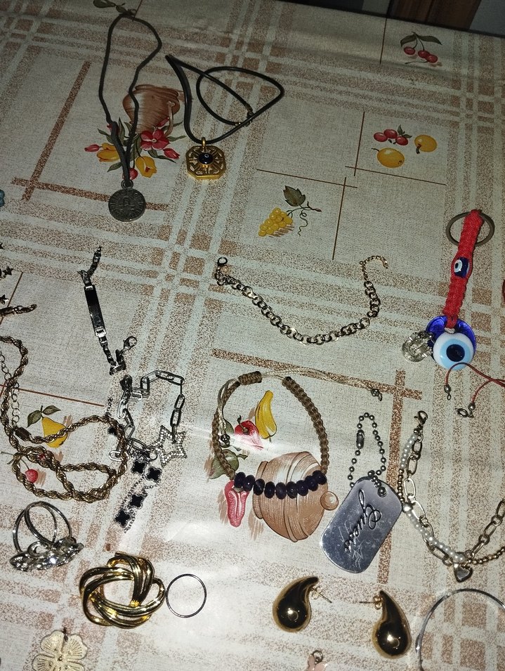 Altın Renkli Zincir Detaylı Takısı - Görsel 3