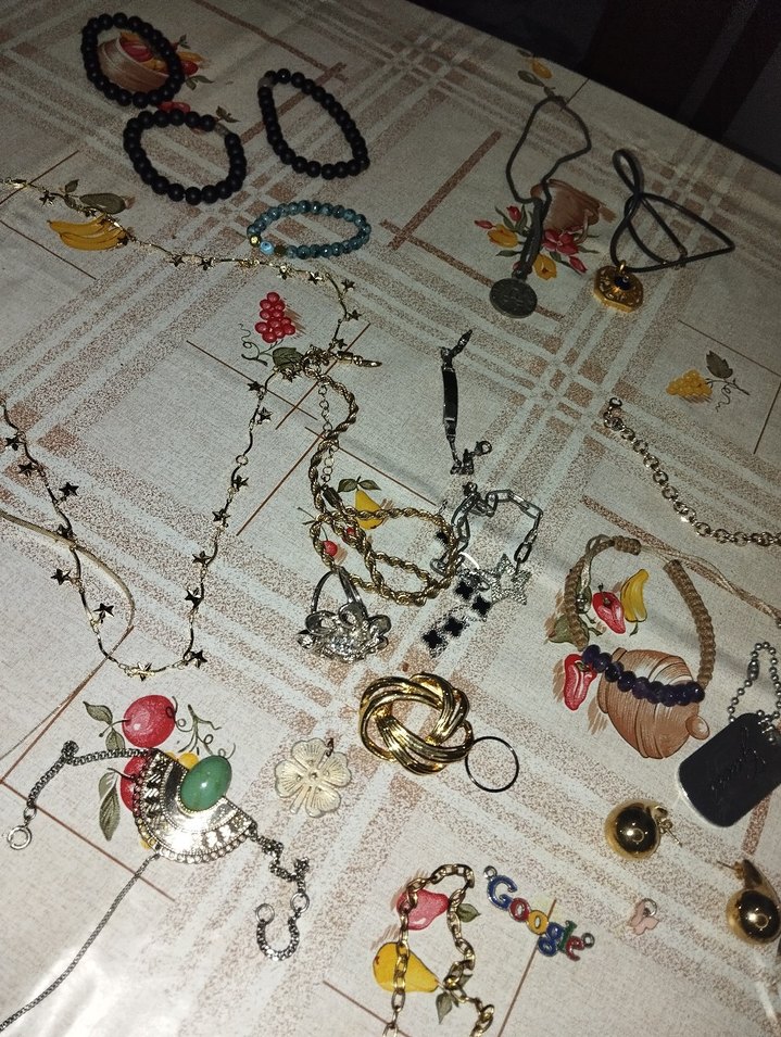 Altın Renkli Zincir Detaylı Takısı - Görsel 4