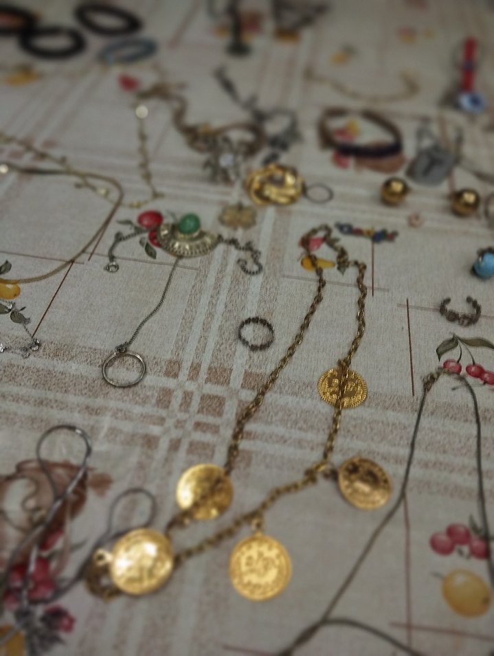 Altın Renkli Zincir Detaylı Takısı - Görsel 5