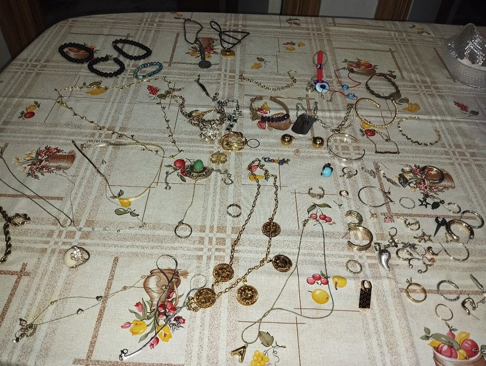 Altın Renkli Zincir Detaylı Takısı - Görsel 2