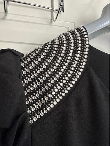 Moda ilgi siyah taşlı elbise