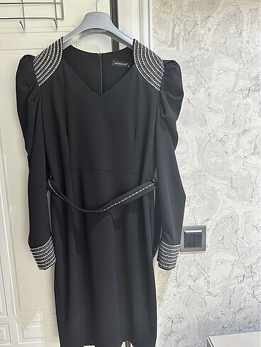 Moda ilgi siyah taşlı elbise