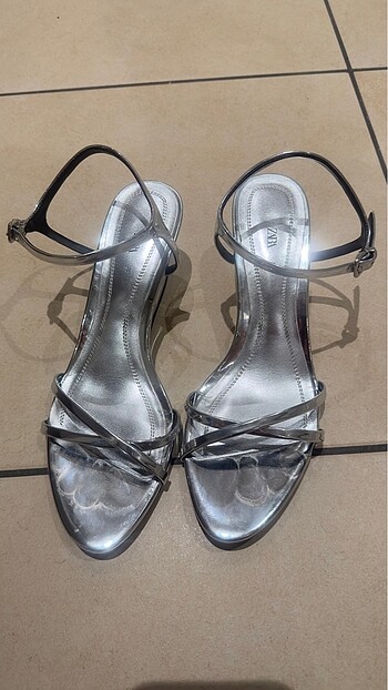 Zara 38 gümüş rengi sandalet