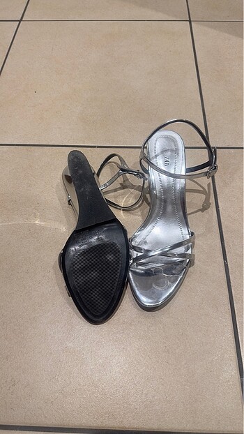 38 Beden beyaz Renk Zara 38 gümüş rengi sandalet
