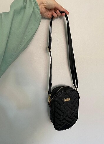  Beden Siyah renk Zara model kadın kol çantası