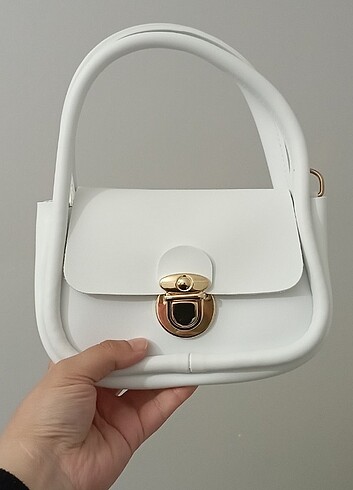 Beyaz renk şık tasarım el ve omuz çantası