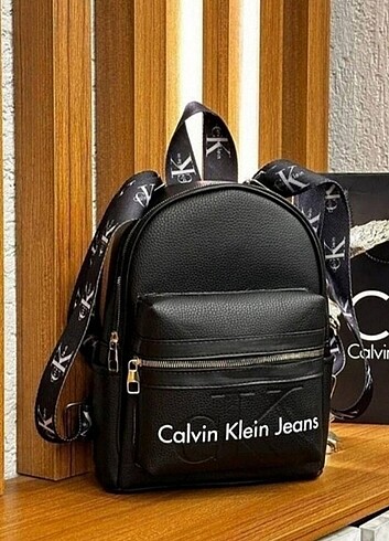 Siyah renk şık tasarım Calvin Klein kadın model sırt çantası