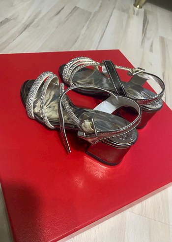 Gri Yılan Desenli Tokalı Yüksek Topuklu kız çocuk Ayakkabı - Görsel 3