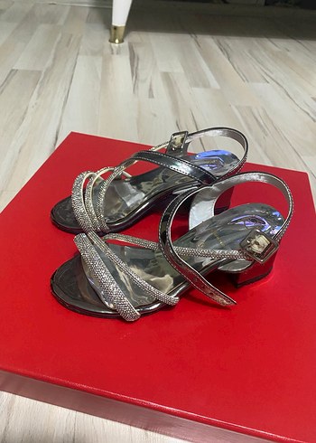 Gri Yılan Desenli Tokalı Yüksek Topuklu kız çocuk Ayakkabı - Görsel 2