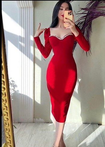 Göğüs kısmı taşlı kırmızı şık elbise