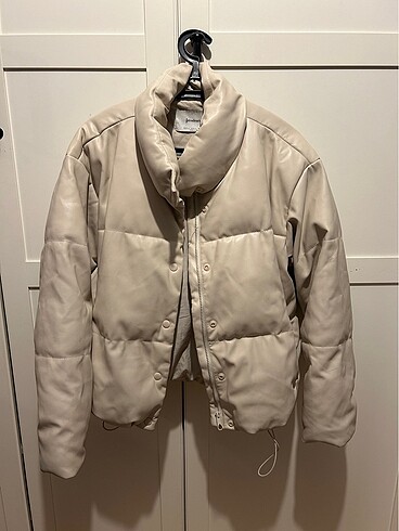 Stradivarius krem şişme mont