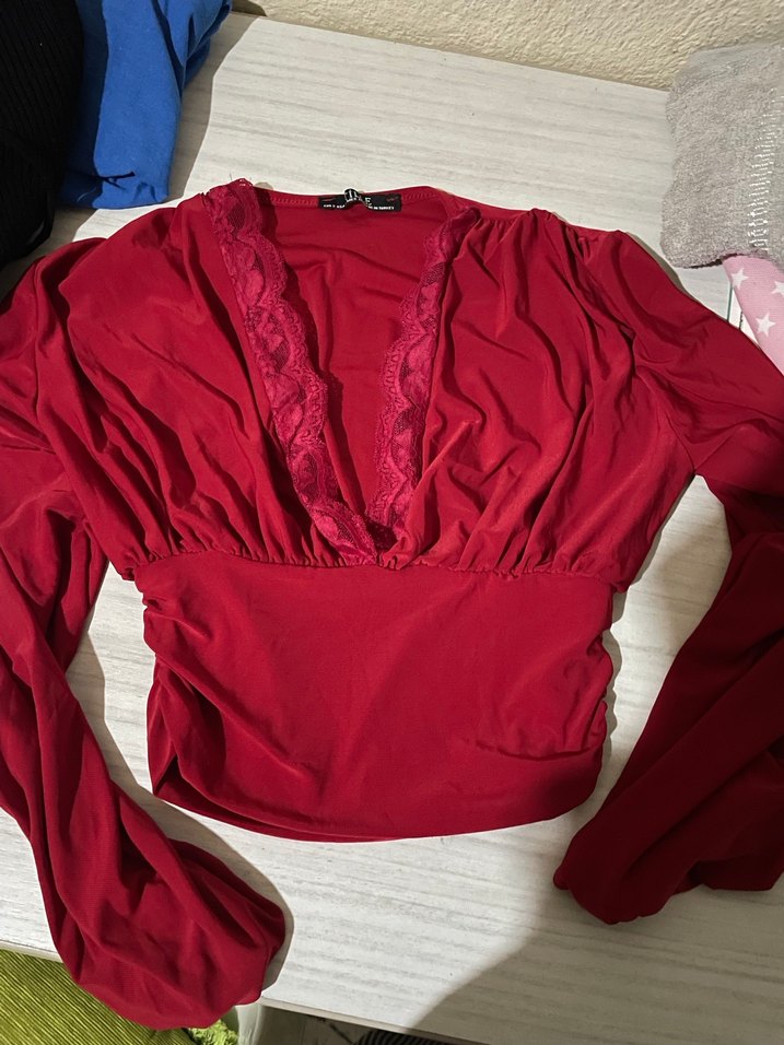 Düğmeli Kırmızı V Yaka Kadın Bluz - Görsel 3