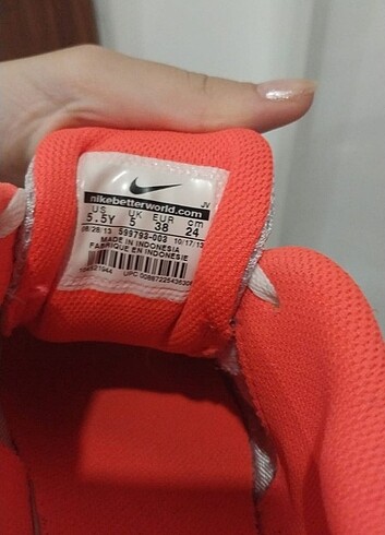 Nike Nike sopor ayakabı turuncu detayı var orjınal????