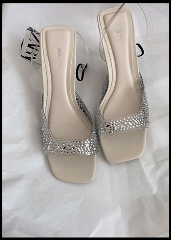 Zara Beyaz Yılan Desenli Payetli Stiletto