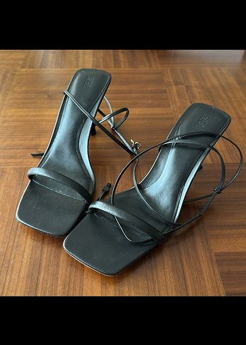 Zara Kadın Siyah Yılan Desenli Stiletto Topuklu Ayakkabı