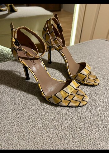 Sarı Yılan Desenli Stiletto Topuklu Kadın Ayakkabı