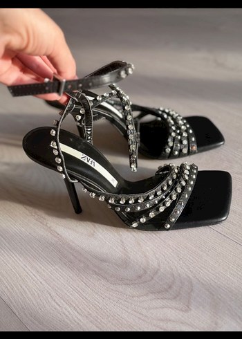 Zara Siyah Parlak Yılan Desenli Tokalı Stiletto