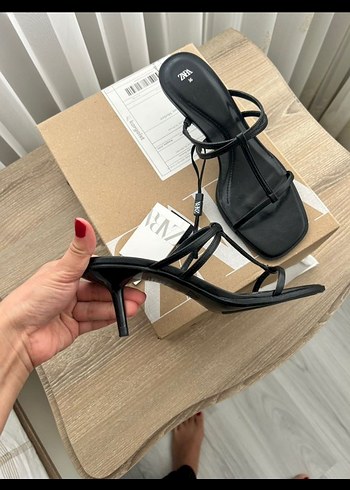 Siyah Topuklu Minimalist Kadın Sandalet