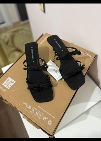 Siyah Minimalist Kadın Blok Topuklu Sandalet