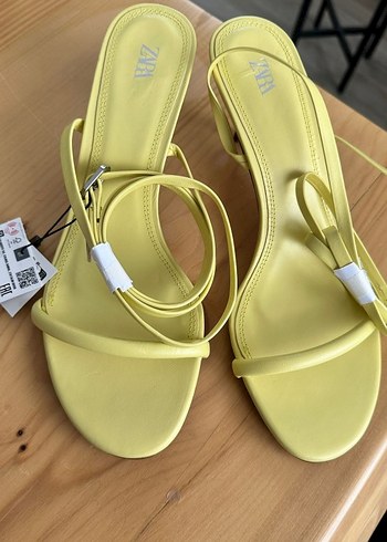 Zara Sarı Bağcıklı İnce Topuklu Kadın Sandalet