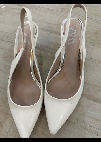 Beyaz Rugan Tokalı Stiletto Kadın Ayakkabı