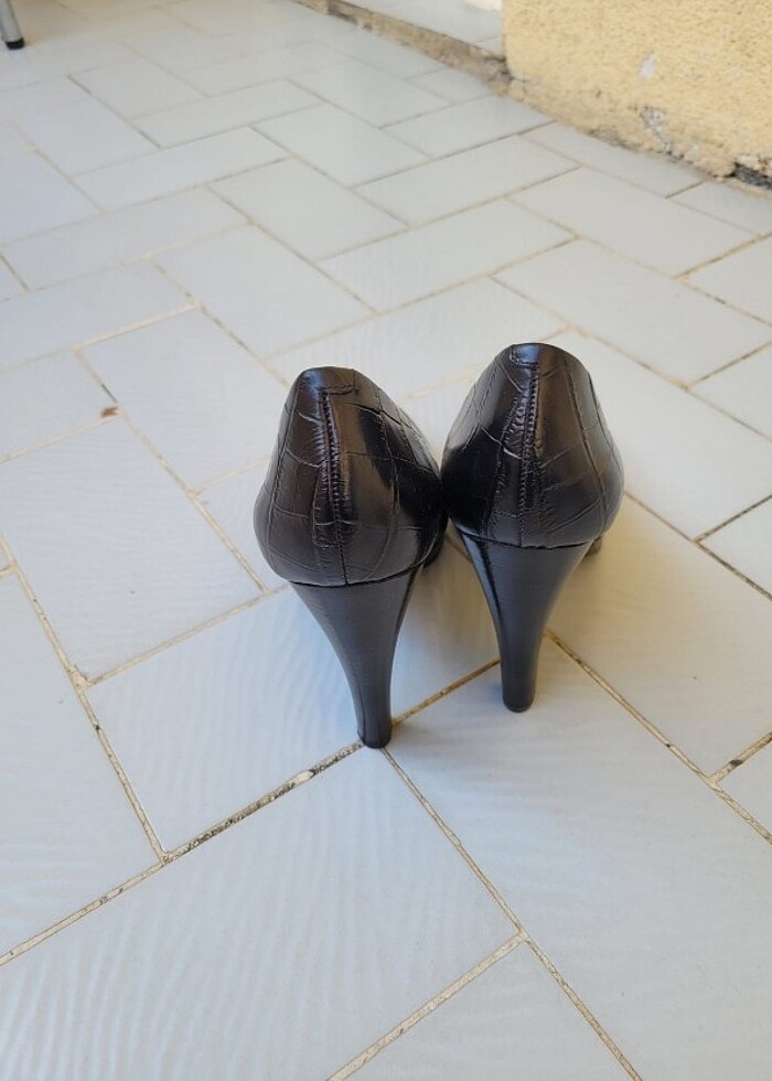 Siyah topuklu ayakkabı - Görsel 2