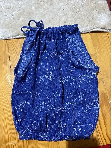 Ambar mavi crop