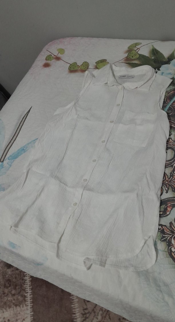 Düğmeli Beyaz Kolsuz Keten Gömlek - Görsel 4