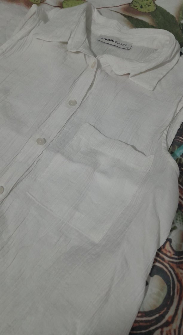 Düğmeli Beyaz Kolsuz Keten Gömlek - Görsel 3