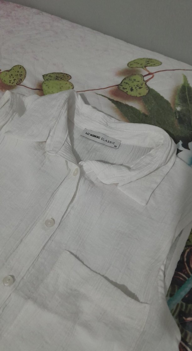 Düğmeli Beyaz Kolsuz Keten Gömlek - Görsel 2