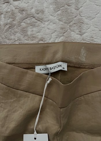 Bej Parlak Kumaşlı Kemerli Kadın Pantolon - Görsel 4