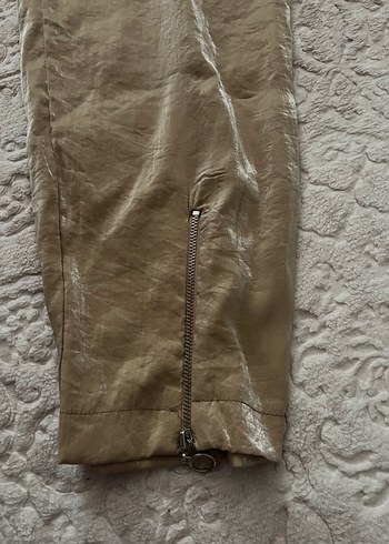 Bej Parlak Kumaşlı Kemerli Kadın Pantolon - Görsel 2