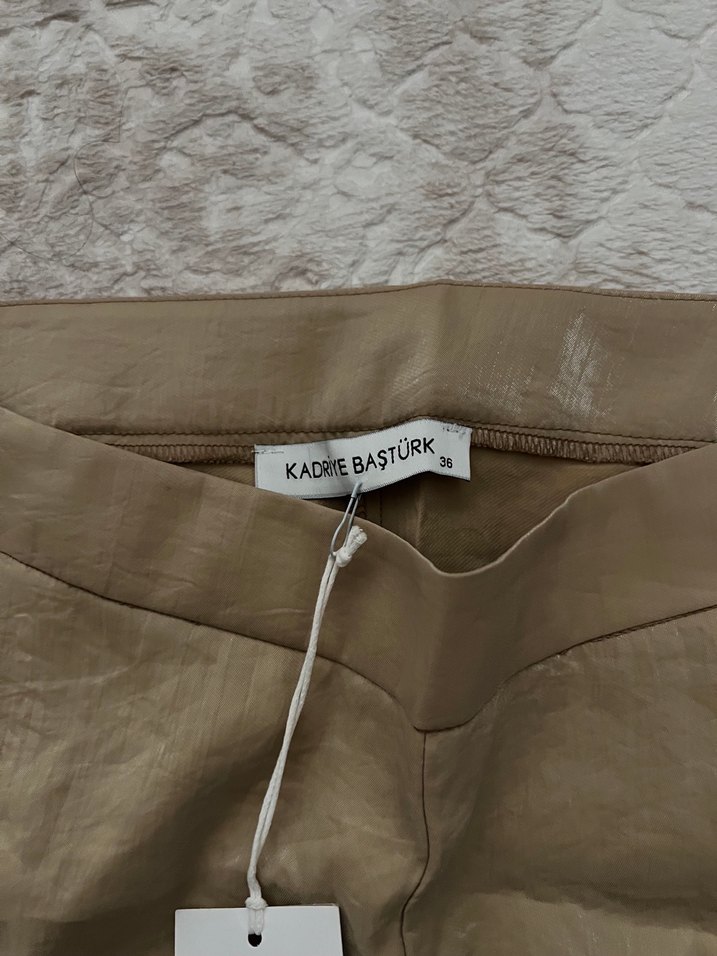 Bej Parlak Kumaşlı Kemerli Kadın Pantolon - Görsel 4