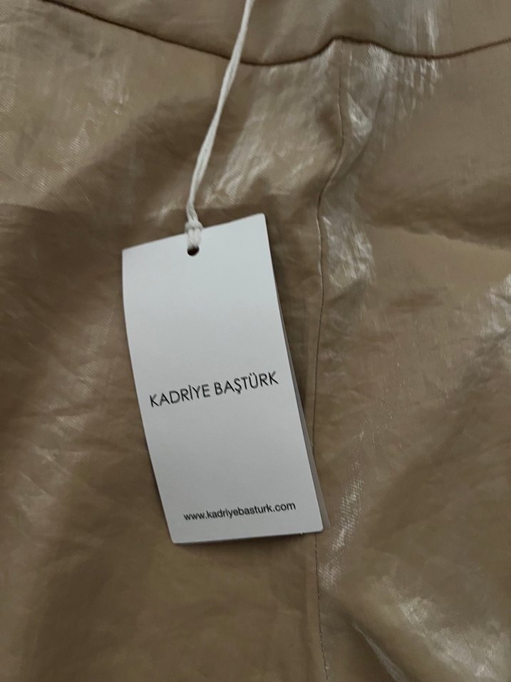 Bej Parlak Kumaşlı Kemerli Kadın Pantolon - Görsel 3