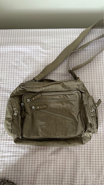 Kipling canta