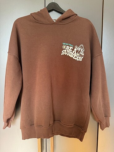 Kahverengi kapşonlu sweatshirt