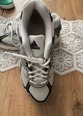Adidas Beyaz Gri Bağcıklı Spor Ayakkabı