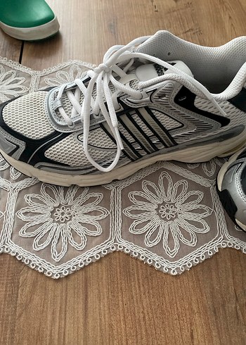 42.5 Beden Adidas Beyaz Gri Bağcıklı Spor Ayakkabı
