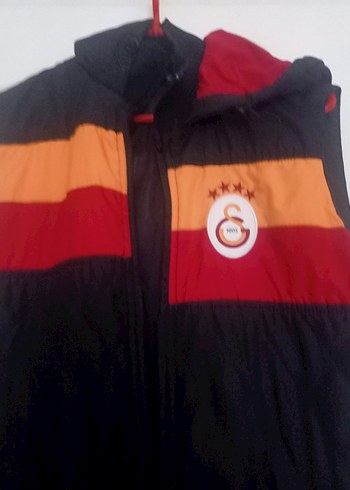 Galatasaray Baskılı Siyah Kapüşonlu Yelek - Görsel 2