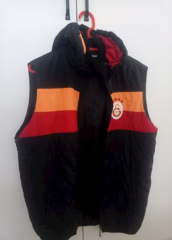 Galatasaray Baskılı Siyah Kapüşonlu Yelek - Görsel 6